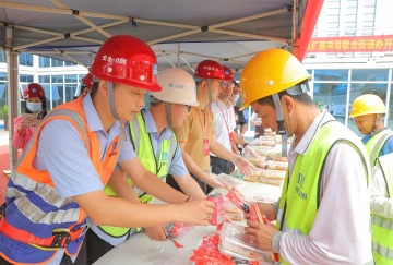 410余份美食送到建筑工人手上，玉塘街道慰问工地建设者 