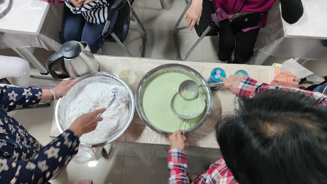 南山区沙河道中新街社区举行侨胞妈妈工坊美食制作体验活动