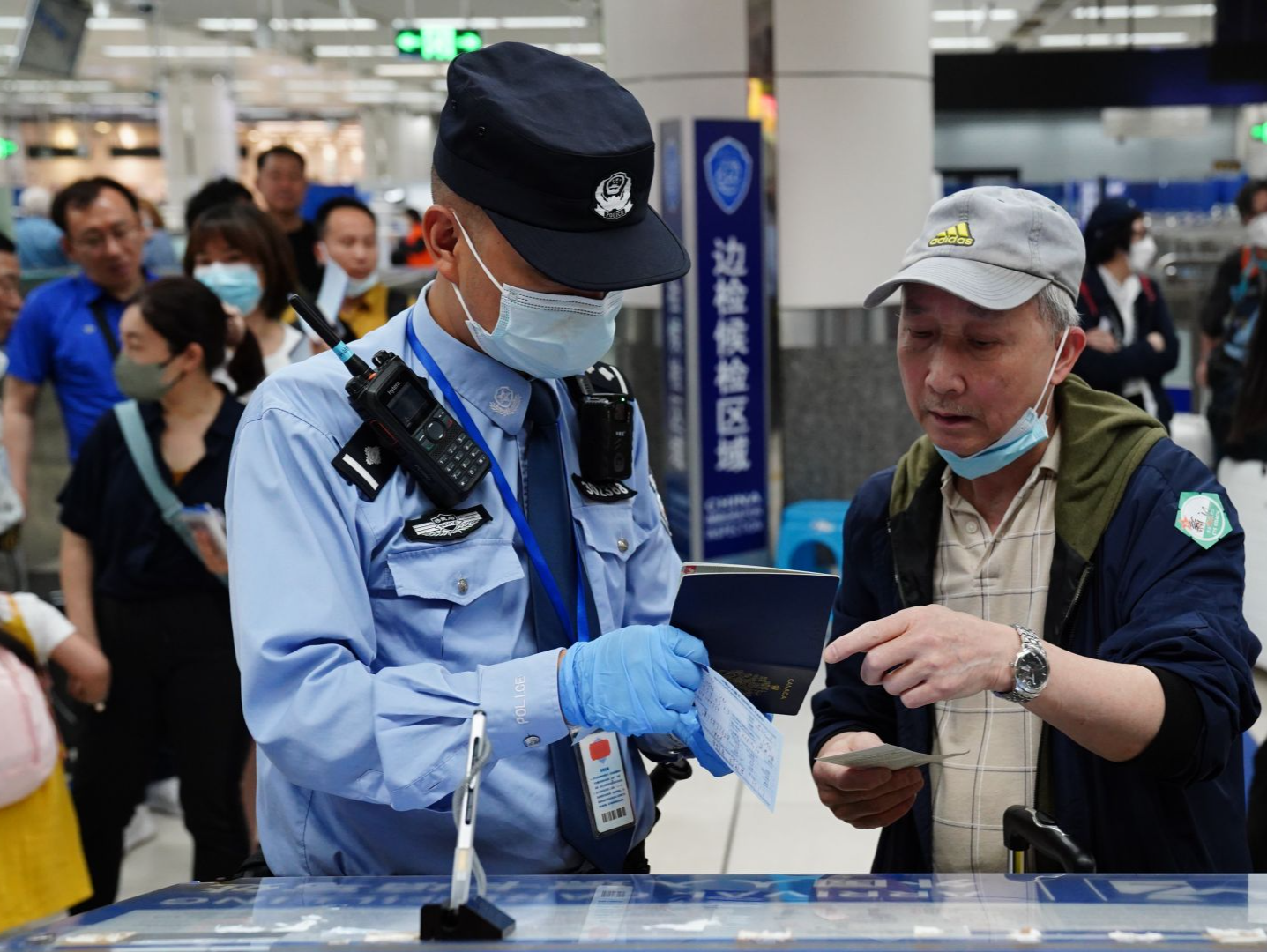 “五一”假期首日，深圳湾口岸迎出入境双向客流高峰