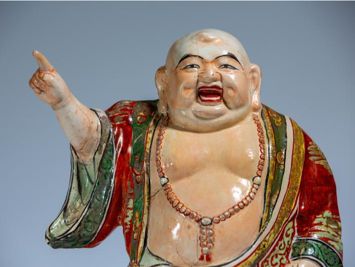 观文脉·近观深圳国宝 058期 | 红绿彩手指白云弥勒佛像：包容与豁达