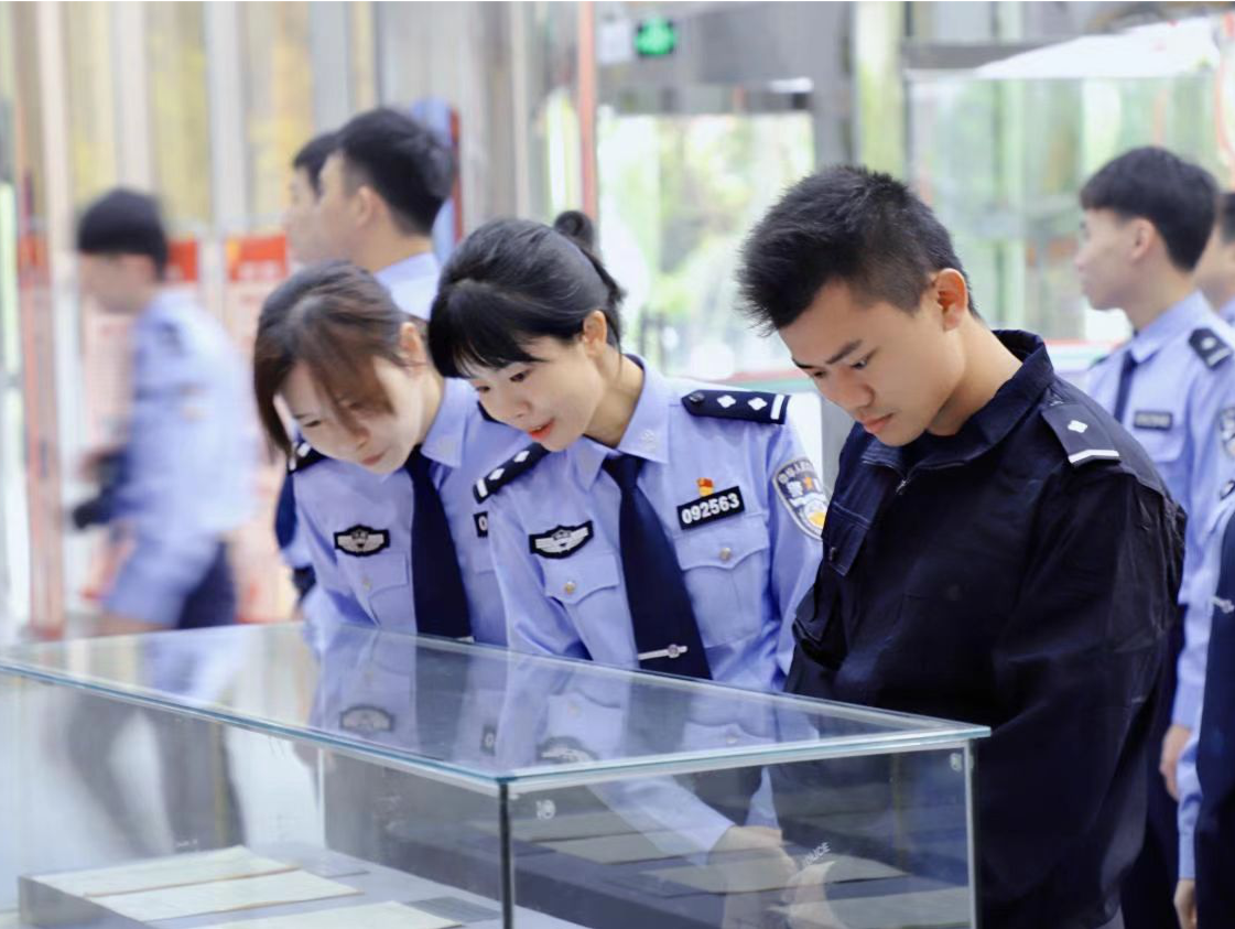 深铁公安青年民警走进驻港部队交流学习