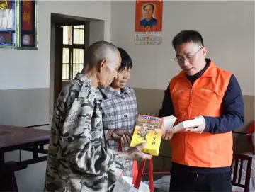 深圳市“外婆关爱基金”携手七江镇人大代表开展敬老爱老活动