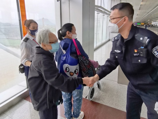 皇岗边检坚守国门，护航旅客生命“不打烊”