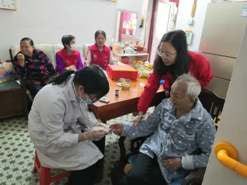 翠湖社区开展“我为老人添欢乐”志愿服务活动  