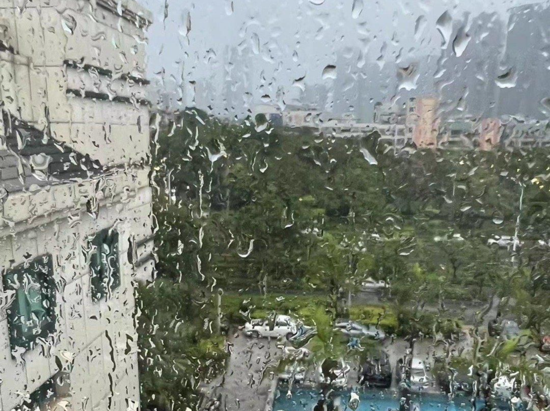 烟雨迷蒙有点凉！微缩版“倒春寒”仅剩两天，好好珍惜，接下来深圳天气将趋于炎热.....