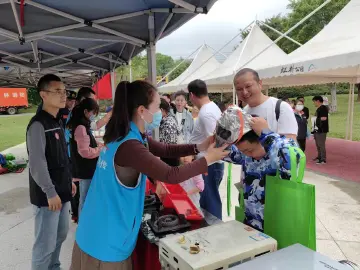 光明街道在旅游网红地“虹桥公园”开展清明防火宣传