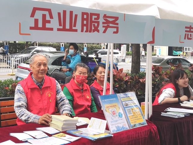 文明创建 市民有话说｜李中旺夫妇退休后坚持做志愿者近10年：“来了就是深圳人，来了就做志愿者”