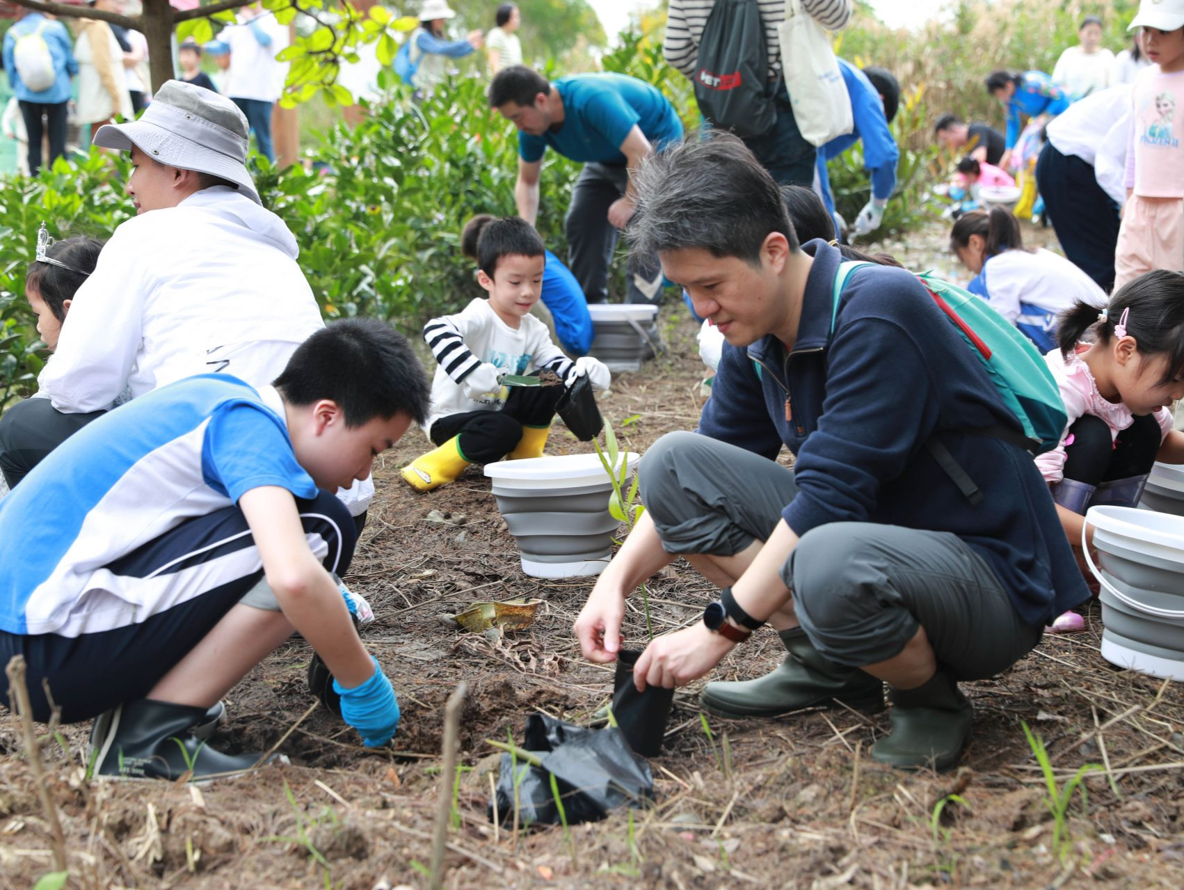 福田红树林自然保护区举办纪念第54个世界地球日暨义务植树活动