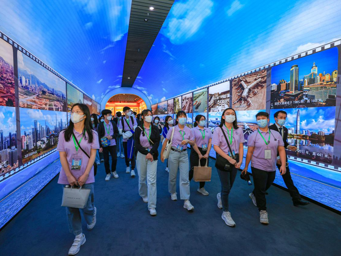 香港公民科学生内地考察首发团到访深圳前海