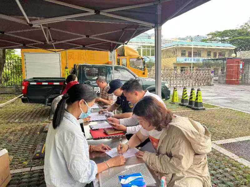 凤凰街道54名职工无偿献血
