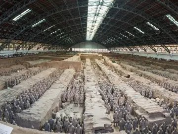 拘留！游客翻越护栏闯进兵马俑一号坑