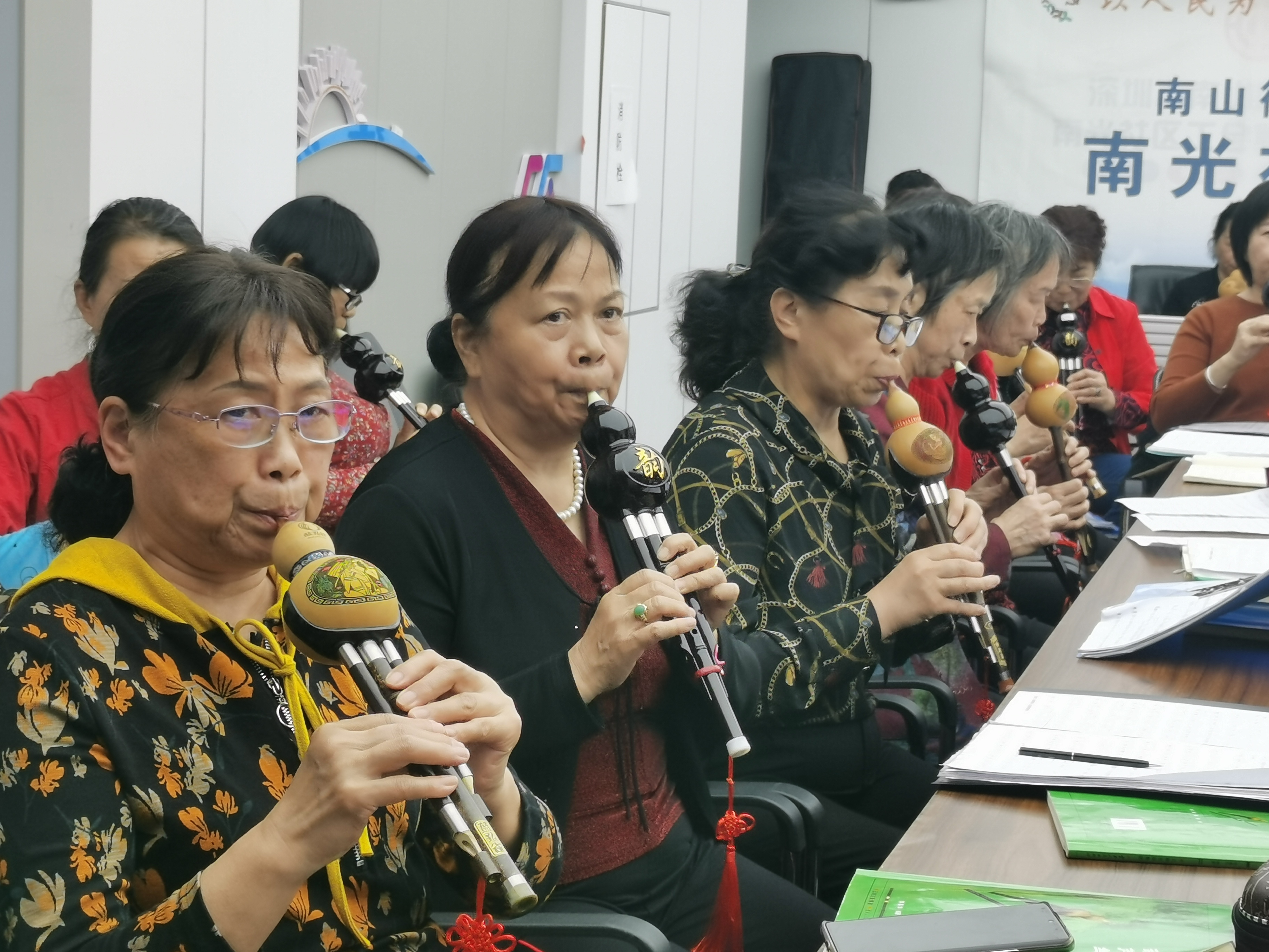 南山南光社区长青老龄大学举行“丝竹悠扬传雅韵”活动