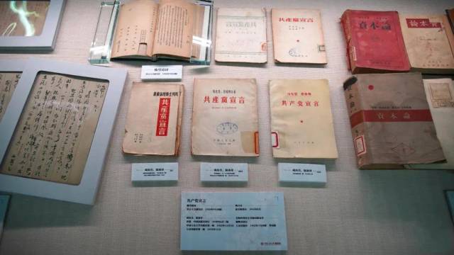 △多个译本的《资本论》及《共产党宣言》在中国人民大学图书馆内展示。2022年，习近平总书记到中国人民大学考察时，曾到图书馆参观。