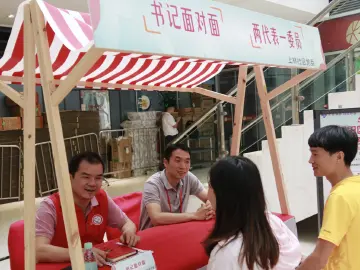 园岭街道上林社区：小市集传递大关爱 来深建设者把爱带回家