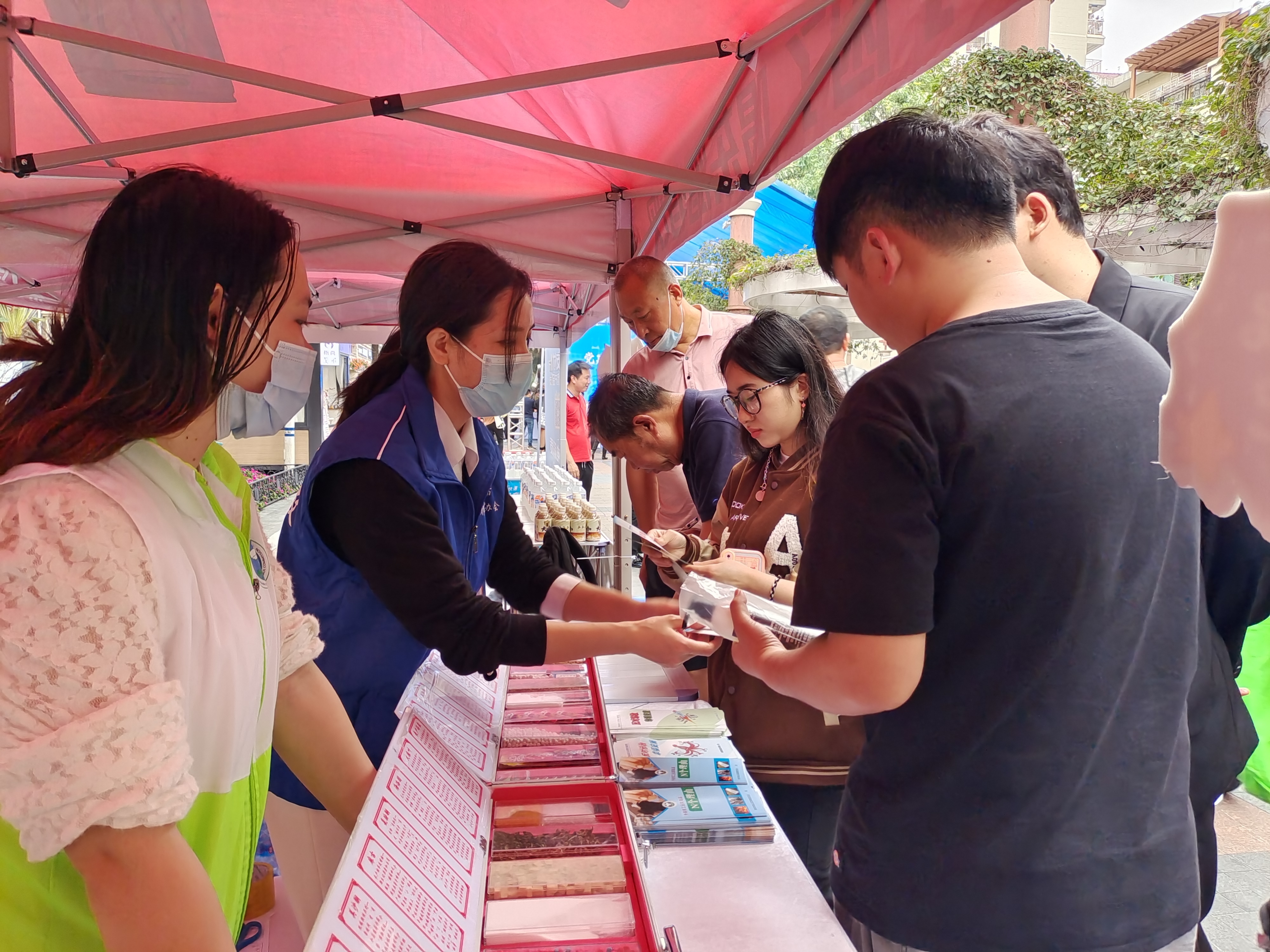 “开展综合治理宣传，助力文明城市创建” 南山区西丽街道开展综治宣传活动