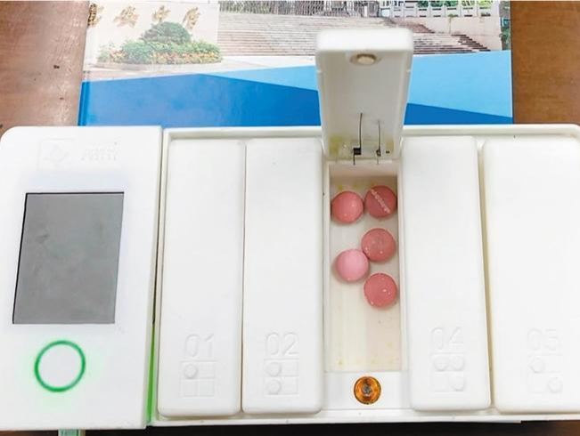 深圳学子发明“魔力”药盒 用科技帮视障人士看见