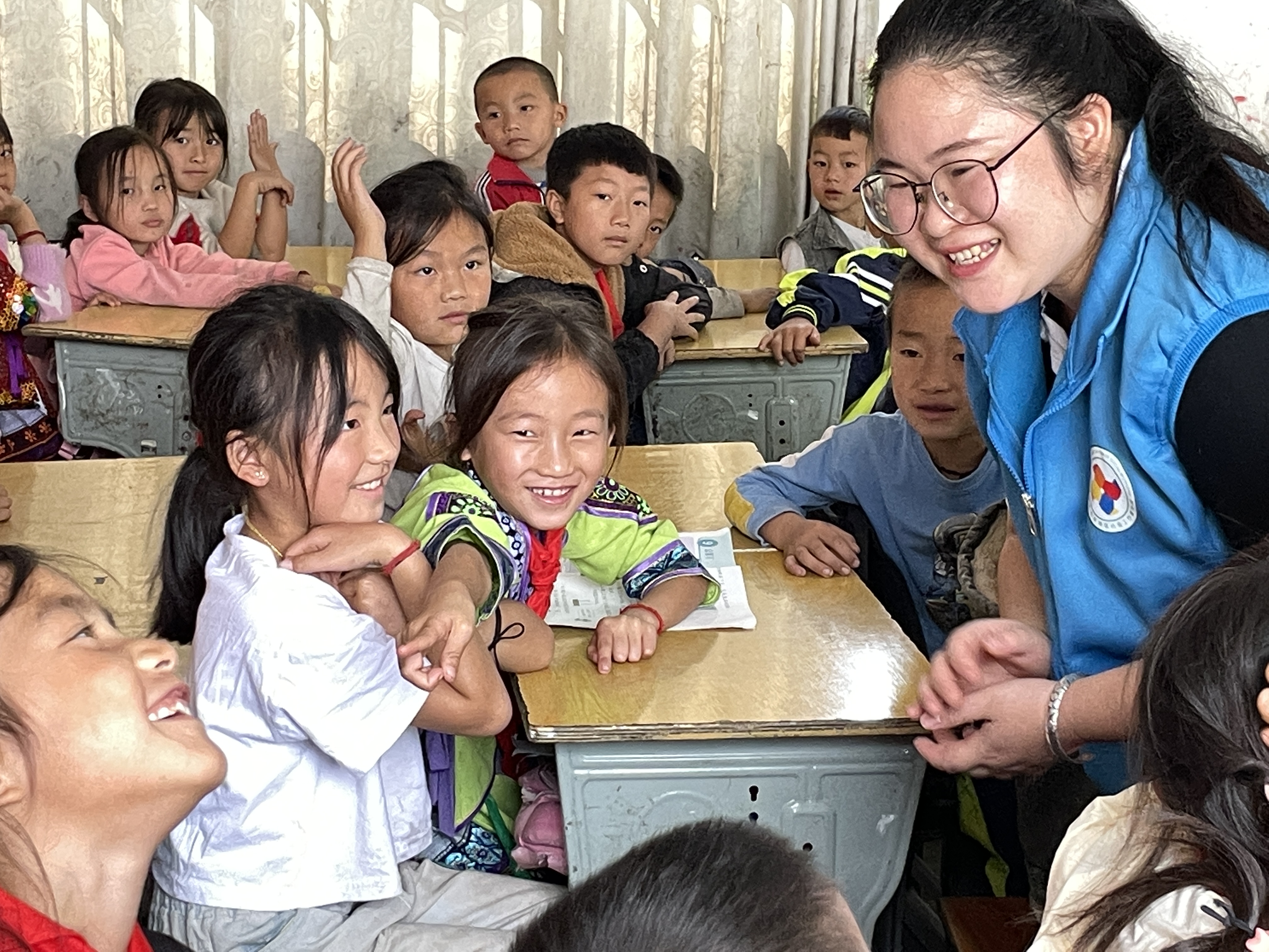 罗湖区社会工作者协会前往广西隆林后寨村关爱慰问留守儿童