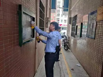走街串巷进楼栋 新湖街道网格员无死角扫清辖区“不文明”现象