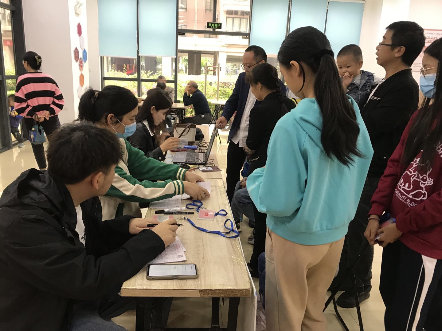 江边社区开展“我为群众办实事”学生深圳通便民服务活动
