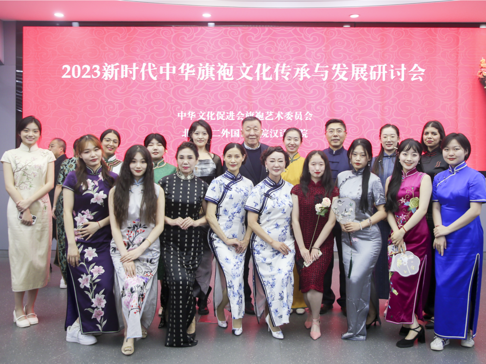 展现东方魅力！华服不仅是“中国话”，还可能成为“世界语”