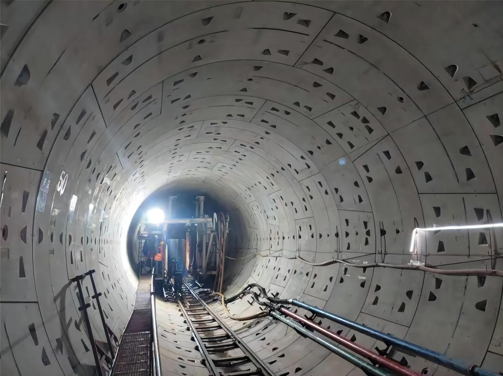 深圳地铁13号线二期（北延）工程三工区提前实现隧道“全贯通”