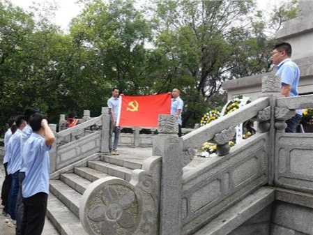 中建四局土木公司开展清明祭扫活动