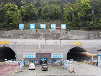 广西龙城高速茶洞隧道半幅顺利贯通