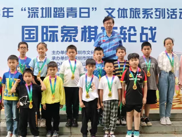 “深圳踏青日”国际象棋车轮战举行，叶江川与小棋手对弈