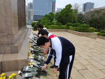 “缅怀英烈 致敬英雄”——翠岭社区开展清明节祭扫烈士陵园活动