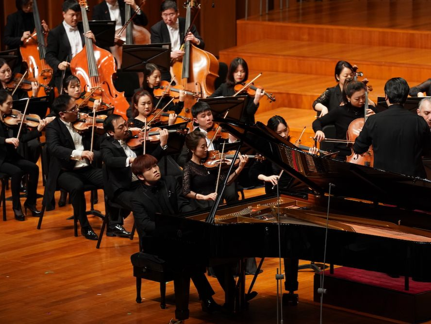 两部浪漫主义大作上演，深圳交响乐团为北京观众带来“命运的回响”