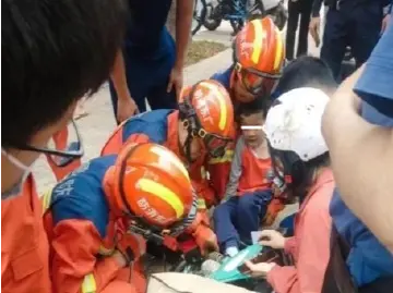 急！孩童脚卡车轮，热心环卫司机及时出手相助