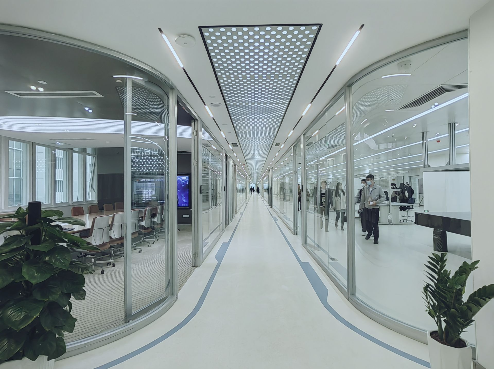 香港科技大学（广州）芯片中央实验室亮相 ，凝聚湾区“芯”势力