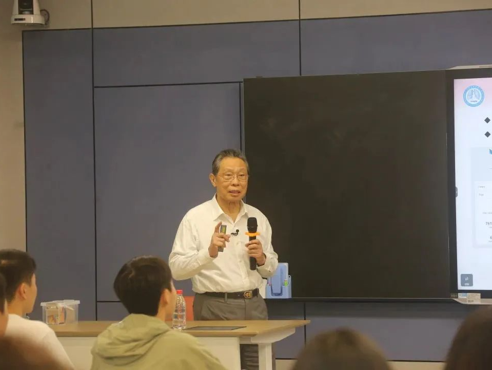 钟南山院士为广医南山班学生全英文授课