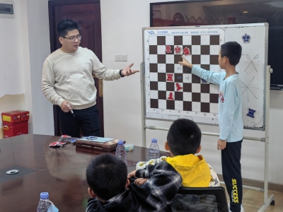 光明社区开展儿童青少年国际象棋学习小组