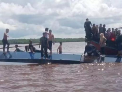 印尼快艇超载翻船，事发时船上约80名乘客至少11人死亡