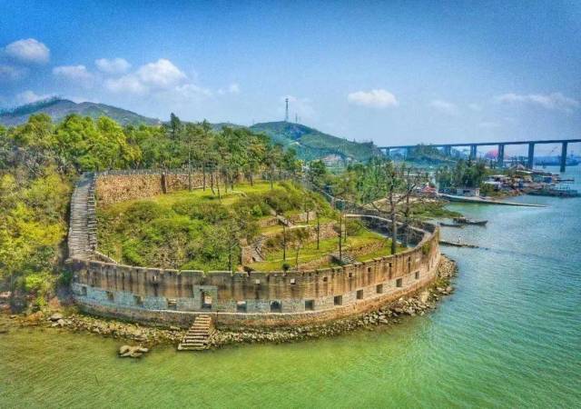 崖门古炮台。