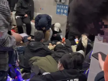 游客黄山光明顶厕所过夜，景区：他们没订到酒店，又错过下山时间
