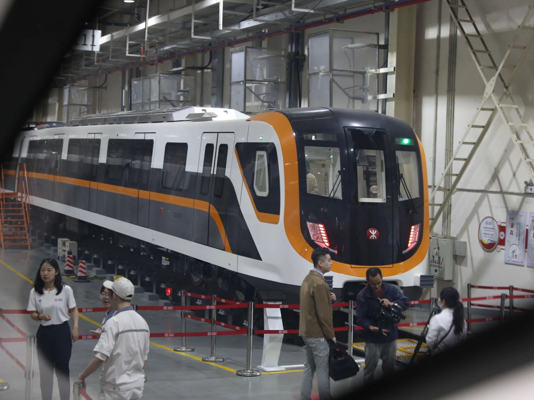司机室与乘客室贯通，深圳地铁13号线列车首次亮相