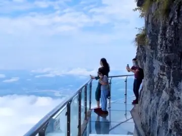 网传3男1女在张家界天门山景区跳崖自杀，当地：已成立专案组调查