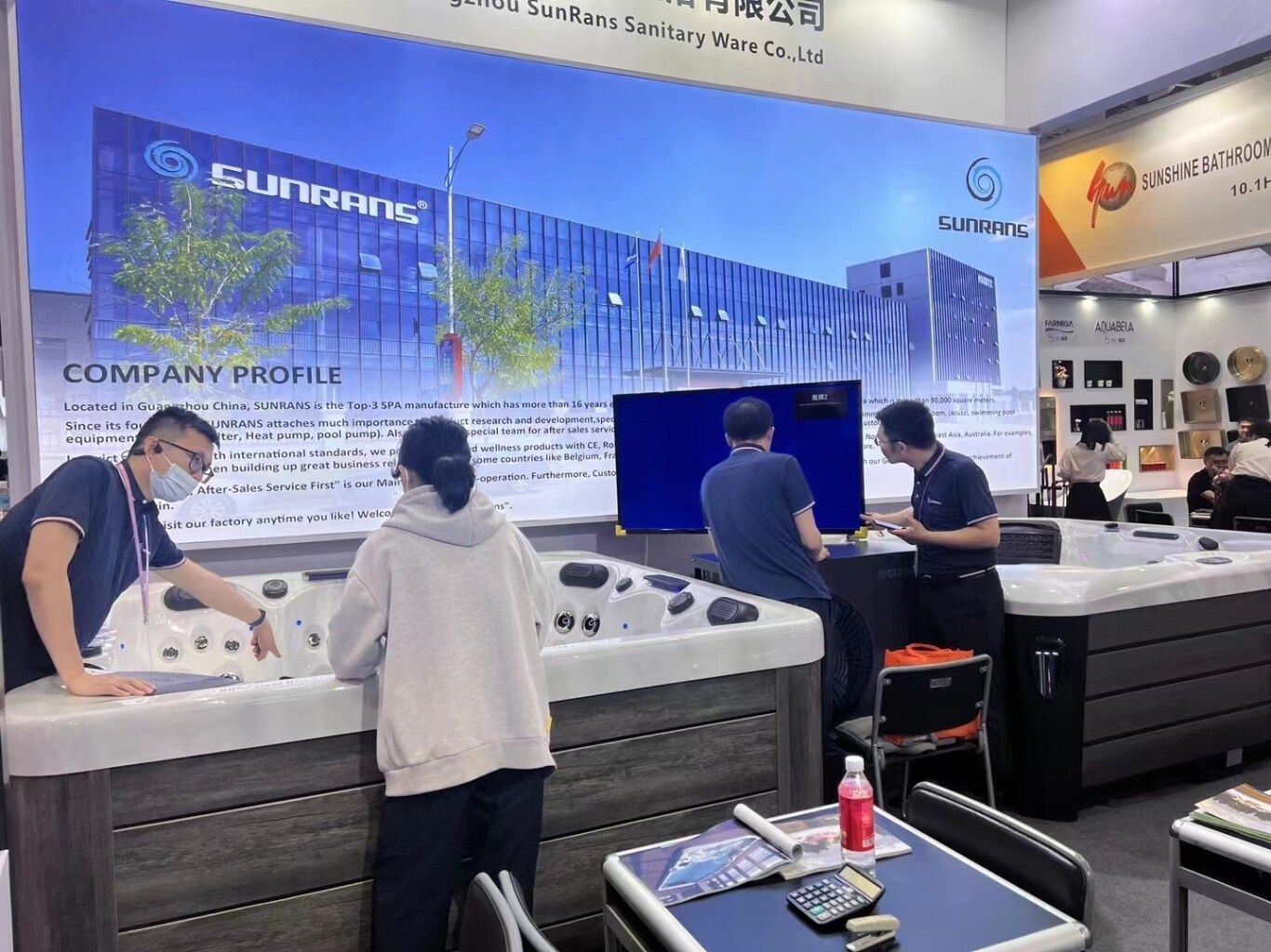客商在惠州企业展厅咨询。