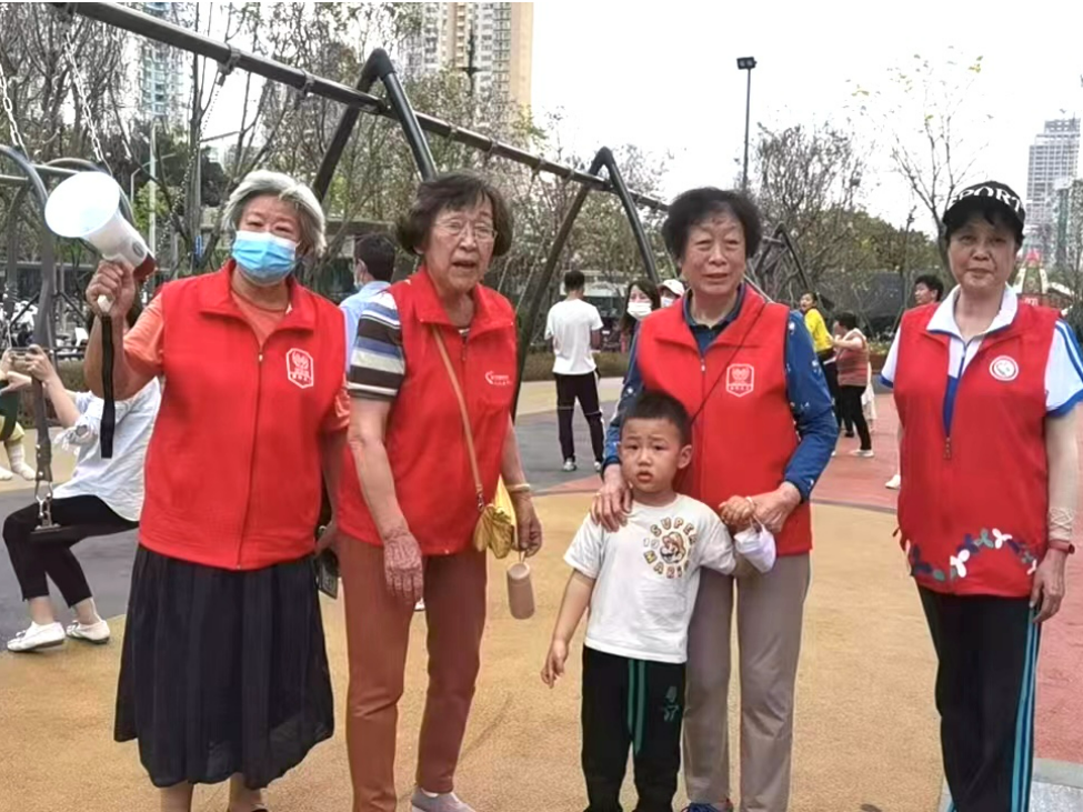 志愿者手记 | 百一小区有群身上会发光的“老宝贝”义工