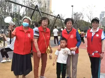 志愿者手记 | 百一小区有群身上会发光的“老宝贝”义工