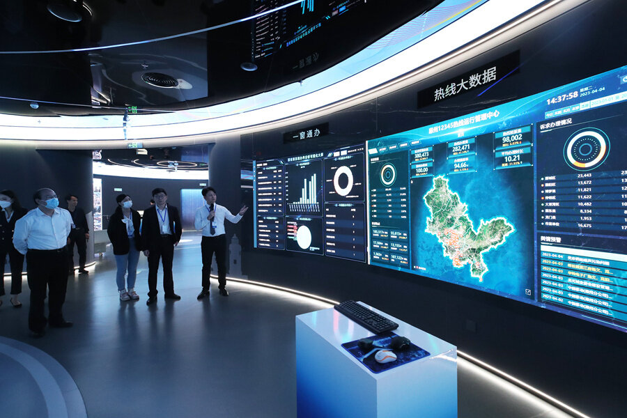 与会嘉宾参观我市数字政府建设成果展。