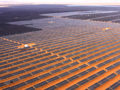 宁夏首个腾格里沙漠新能源基地项目并网发电