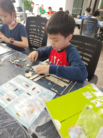 让孩子体验生动爱国教育！华林社区开展“科技+历史”手工制作活动