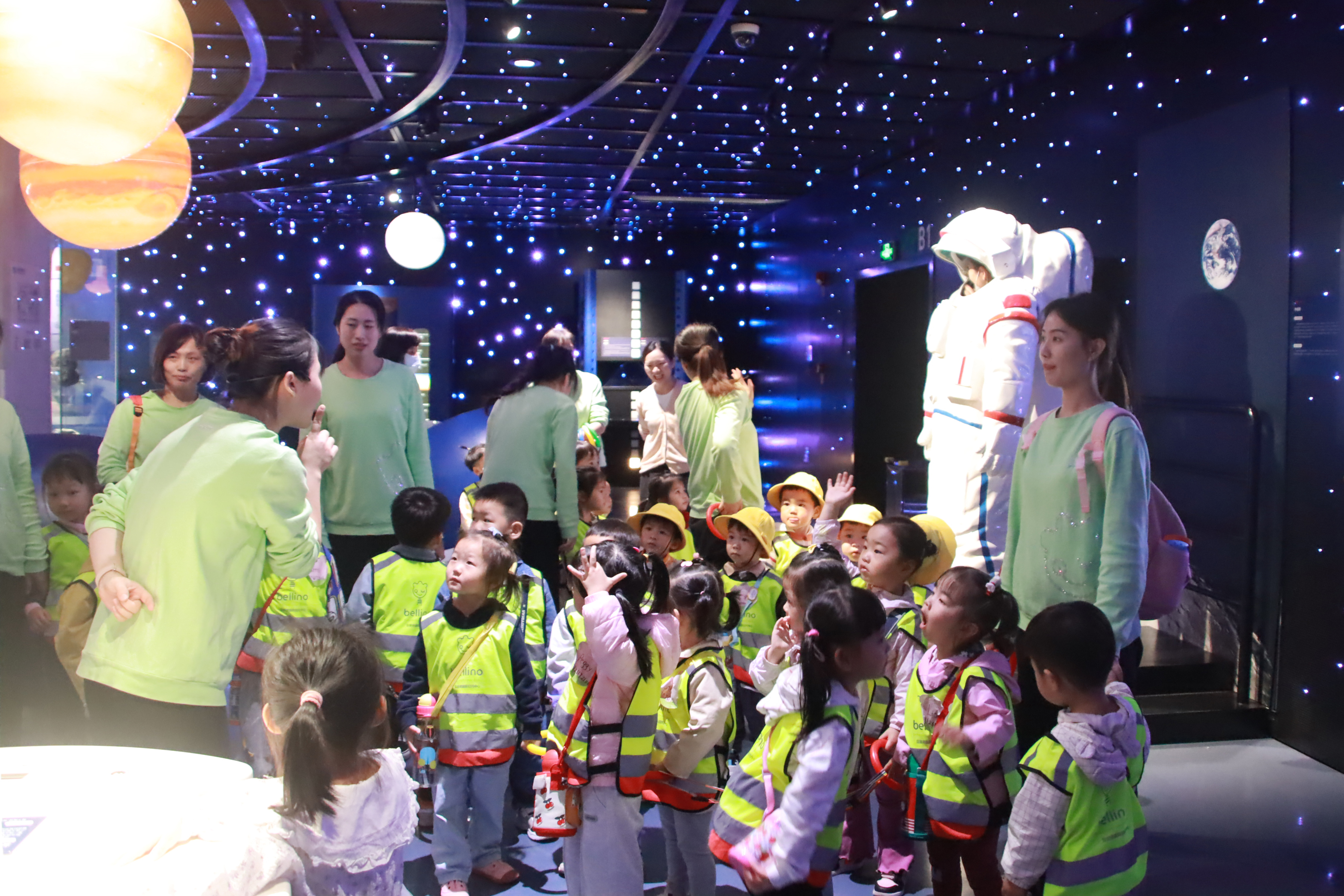 体验科技乐趣，深圳红立方迎来60多名小学员