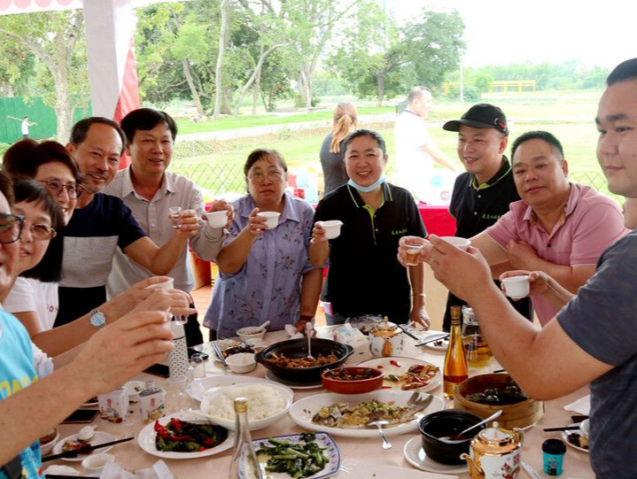 “龙门宴”开宴 非遗美食飘香游客大快朵颐