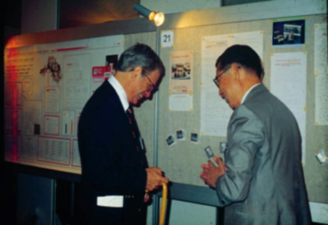 1989年，戴瑞鸿教授收到世界传统医学大会邀请参会，中国仅有2个药物研究成果受到邀请，一个是青蒿素，另一个就是麝香保心丸。