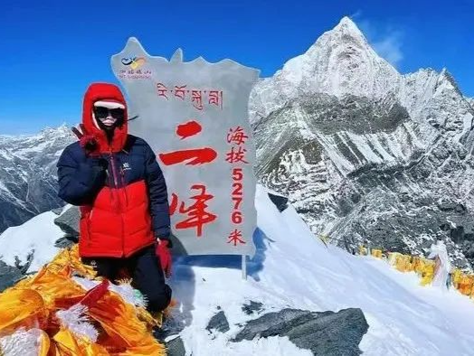 中国16岁女高中生成功登顶珠峰！