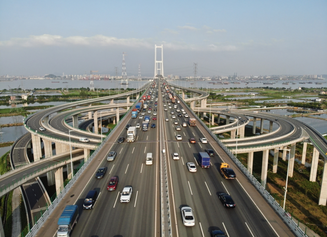 “五一”期间广东高速公路车流量持续高位运行，车流同比上升44%